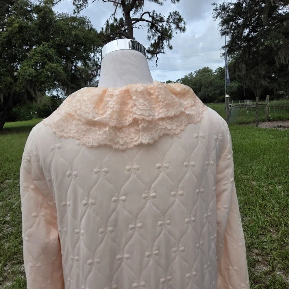 Vanity Fair Vintage 1960s Pink Quilted House Dress Cozy Robe Lace Piping 12
